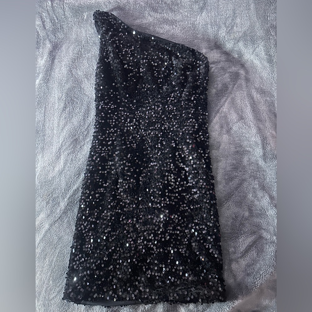 Has been worn once and in very good condition.
Size 2 (small) 
Girl in photo:5”6
